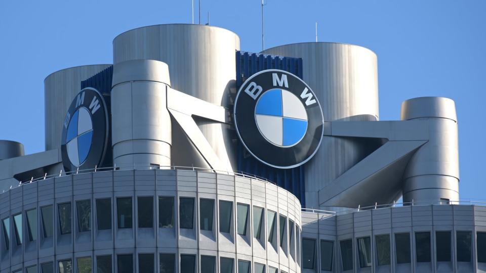 Das BMW-Logo auf dem Firmensitz in München.