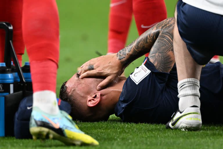 TOPSHOT - France's defender #21 Lucas Hernandez reacts after he sustained an injury during the Qatar 2022 World Cup Group D football match between France and Australia at the Al-Janoub Stadium in Al-Wakrah, south of Doha on November 22, 2022. (Photo by Chandan KHANNA / AFP)