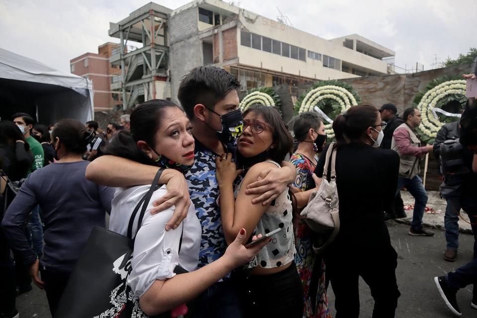 A group of people panic outside the Rebsamen School in Mexico City, during the 7.4 magnitude earthquake with epicentre in Michoacán, on September 19, 2022, in Mexico City.