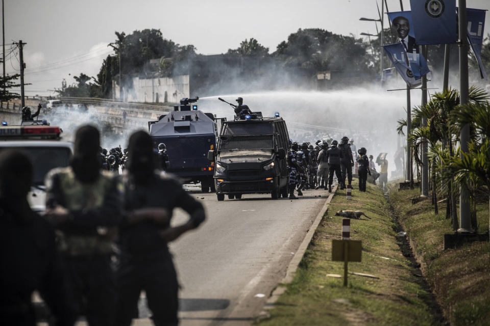 Un canon à eau de la police anti-émeute pulvérisant des partisans du chef de l’opposition gabonaise, Jean Ping, lors d’affrontements à Libreville au Gabon, le 31 août 2016, lors d’une manifestation après l’élection d’Ali Bongo.