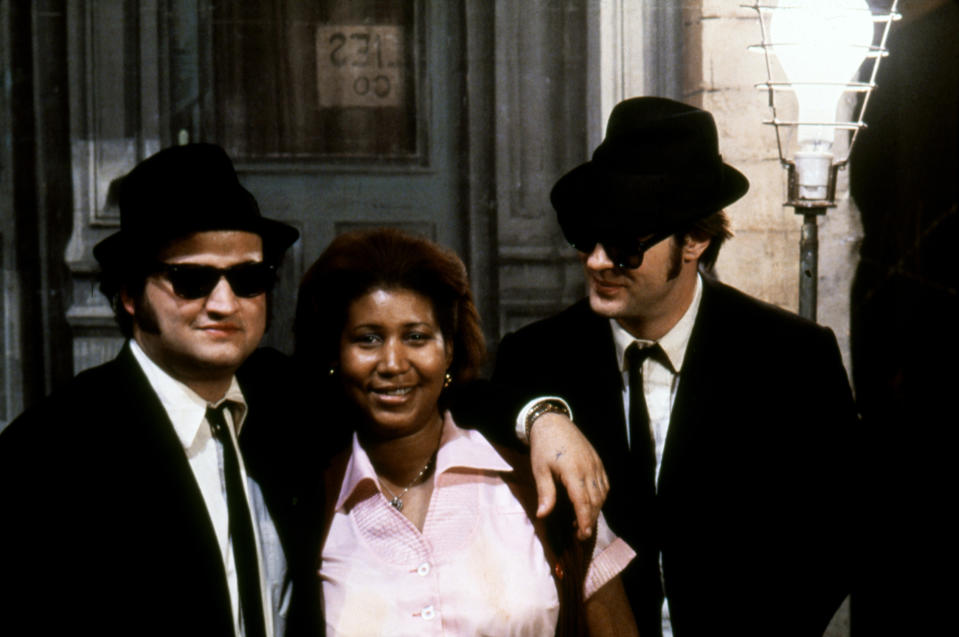 Ein Setfoto von dem Film “Blues Brothers”, in dem Franklin einen Gastauftritt hatte, zeigt sie mit den Hauptdarstellern John Belushi und Dan Aykroyd