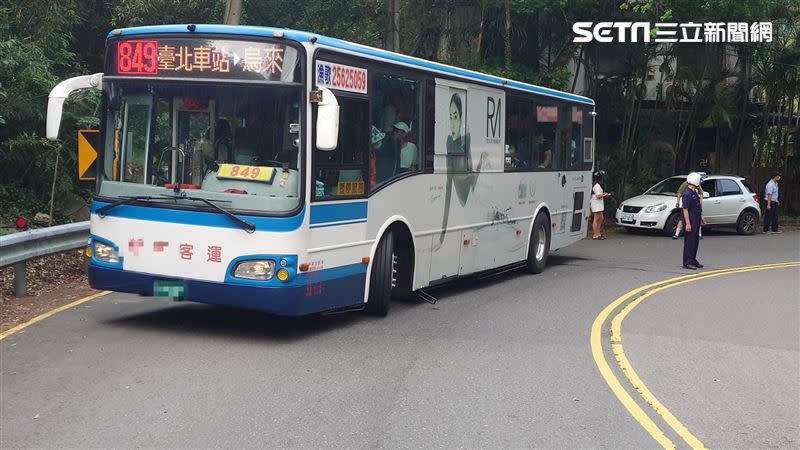 警方到場釐清車禍原因。（圖／翻攝畫面）