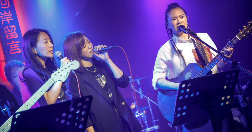 潘奕如、王瞳、張芸京在音樂會上，一同演唱著艾成所創作的歌曲〈傑作〉。（圖／經紀人提供）