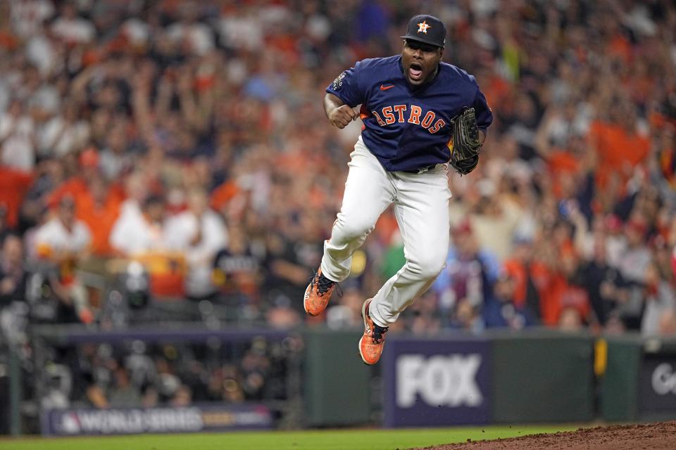 El dominicano Héctor Neris, de los Astros de Houston, celebra el último out en un inning del sexto juego de la Serie Mundial ante los Filis de Filadelfia, el sábado 5 de noviembre de 2022 (AP Foto/David J. Phillip)