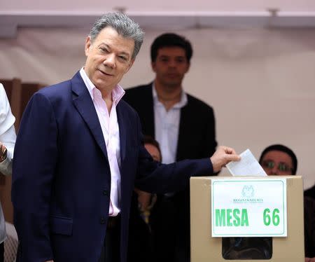 President Juan Manuel Santos casts his vote in Bogota June 15, 2014. REUTERS/Jose Miguel Gomez