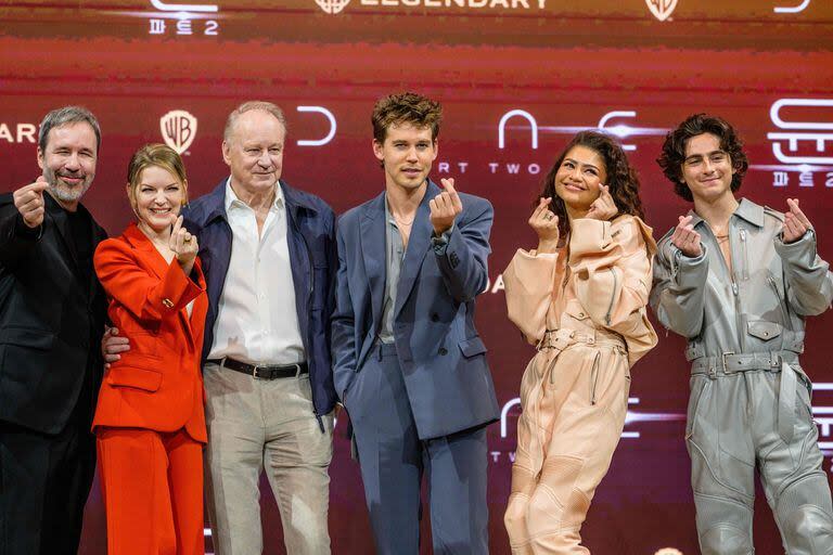 El director canadiense Denis Villeneuve junto a su esposa, la productora Tanya Lapointe, el actor Stellan Skarsgard, Austin Butler, Zendaya y Timothee Chalamet. Ya palpitan el estreno de Dune: parte 2. El film iba a salir en 2023, pero su lanzamiento se retrasó debido a la huelga de guionistas y actores de Hollywood