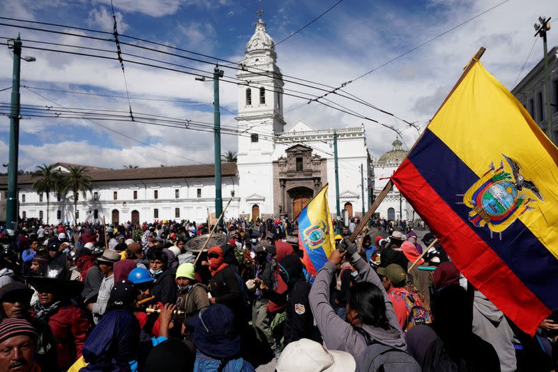 IMAGEN DE ARCHIVO REFERENCIAL. Manifestantes marchan por la plaza Santo Domingo para exigir al presidente Guillermo Lasso abordar los altos precios de los combustibles y alimentos, en Quito, Ecuador