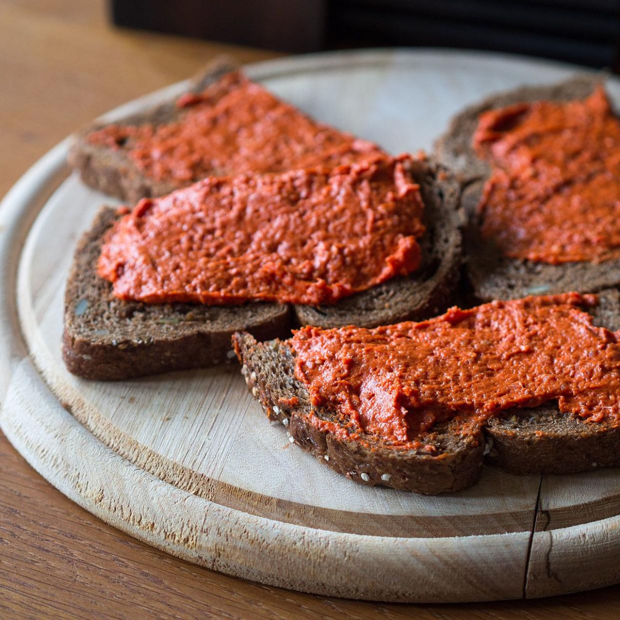 Filet americain is the Dutch version of "steak tartare". Recipes vary but it is usually made with finely ground raw beef, onions, paprika powder, pepper, capers, tobasco, and often also mayonnaise. It is commonly eaten on bread or with toasts.