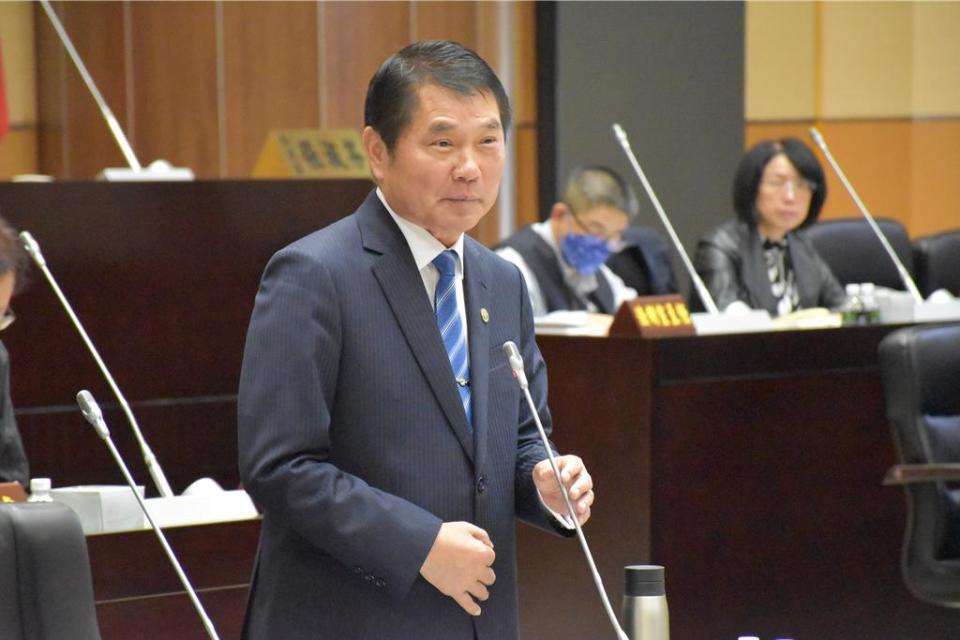 苗栗縣議會縣政總質詢，苗栗縣長鍾東錦希望不管誰當選，都要能幫苗栗解除財政控管。（謝明俊攝）