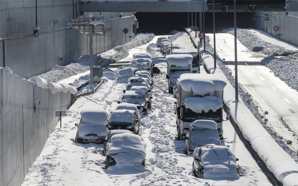 Cars were abandoned after being immobilized on Attiki Odos, Athens' main ring road - SOTIRIS DIMITROPOULOS /AFP