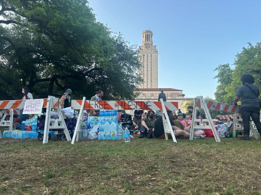 People showed back up on the UT campus lawn after law enforcement cleared the area during protests earlier in the day on Monday | Grace Reader/KXAN News