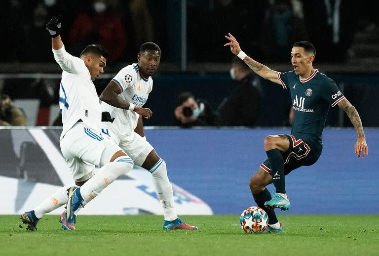 Ángel Di María frente a Casemiro y David Alaba durante el partido de Champions League que disputan el Paris Saint-Germain y el Real Madrid