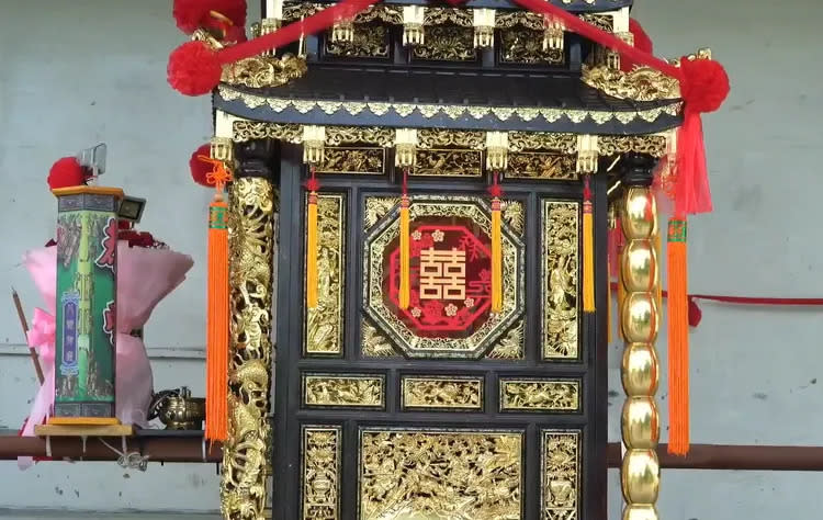 玄武壇在神轎上掛出的「囍」字。翻攝「神跡廟會 」粉專