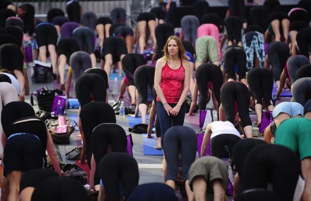 Lululemon recalls 318,000 yoga tops with dangerous drawstrings 