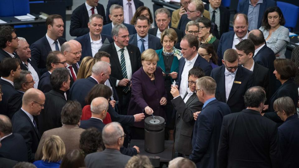 Bundeskanzlerin Angela Merkel (CDU) und weitere Abgeordnete stimmen bei der 128. Sitzung des Deutschen Bundestages namentlich ab. Debattiert wird der Tagesordnungspunkt "Klimaschutz".