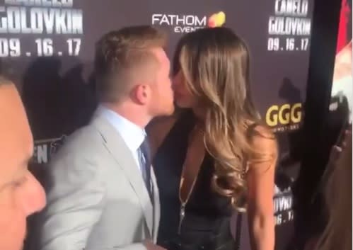 ‘El Canelo’ y Shannon se dan un beso en plena alfombra roja. Crédito: Primer Impacto/Instagram