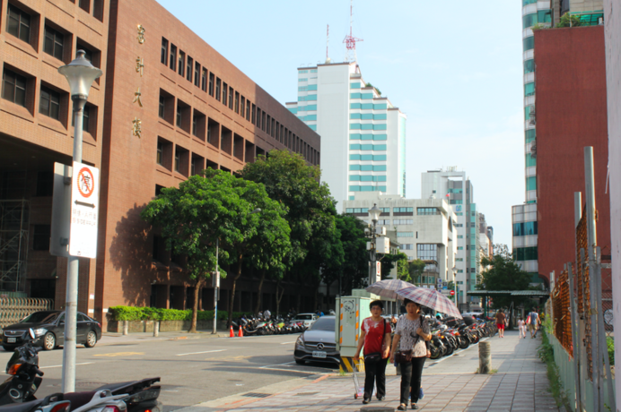 吳聖宇表示，週一台灣的天氣變成兩個世界：中南部迎風面下雨颳風，北部、東北部則是高溫酷熱。(Photo by 吳婉瑜／台灣醒報)