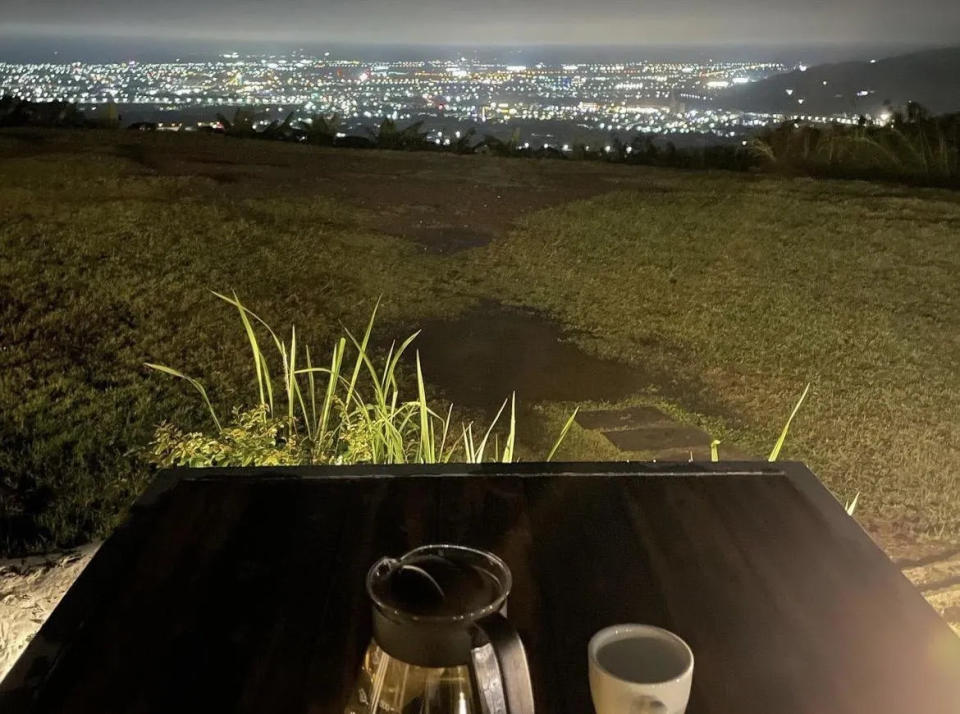 <strong>在星星部落點一杯飲料，就能盡賞台東夜景。（圖／記者高珞曦攝）</strong>