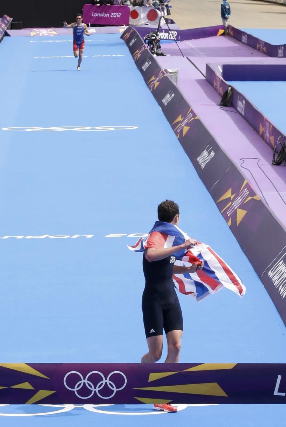 Britain's Alistair Brownlee looks back on finish line at Spain's Javier Gomez in the men's triathlon final during the London 2012 Olympic Games at Hyde Park August 7, 2012. REUTERS/Tim Wimborne (BRITAIN - Tags: OLYMPICS SPORT TRIATHLON TPX IMAGES OF THE DAY) 