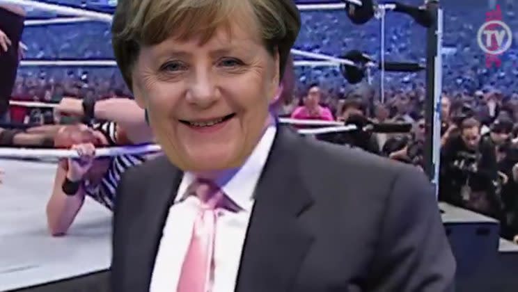 Die “Titanic” lässt Kanzlerin Merkel am Wrestling-Ring ordentlich austeilen! (Screenshot: Facebook/Titanic-Magazin)