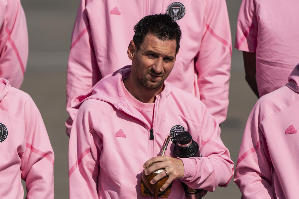 El argentino Lionel Messi, del Inter Miami, posa para una foto tras su llegada al Aeropuerto Internacional de Hong kong, el viernes 2 de febrero de 2024 (AP Foto/Louise Delmotte)