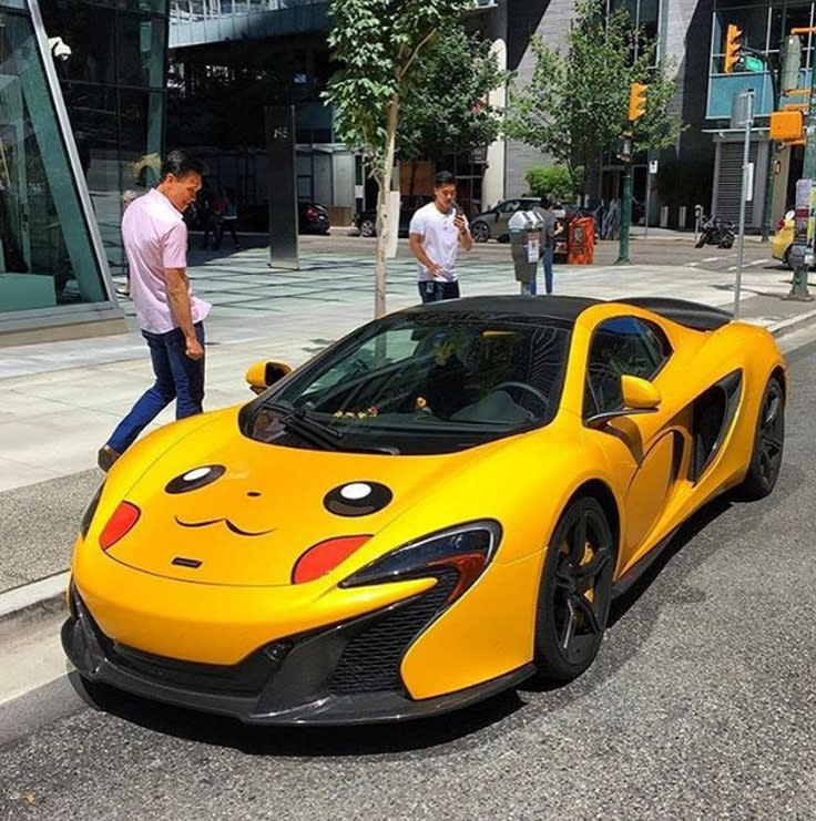 <p>Das bekannteste Pokémon aus der gleichnamigen Videospiel-Serie von Nintendo ist das quietschgelbe Wesen Pikachu. Und auf der Motorhaube eines rund eine Viertelmillion teuren McLaren macht sich sein Konterfei doch richtig gut, finden Sie nicht auch? (Bild: Instagram/royalwhips) </p>