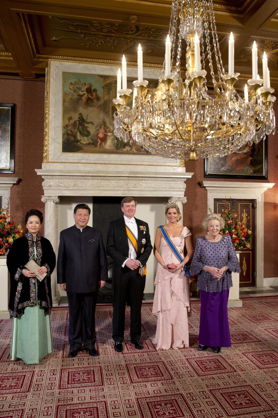 China's President Xi Jinping, second left, his wife Peng Liyuan, left, Dutch King Willem Alexander, center, Queen Maxima, second right, and Princess Beatrix, right, pose for the official photo at the royal palace in Amsterdam, Netherlands, Saturday March 22, 2014. Xi is on a two-day state visit ahead of the March 24 and 25 Nuclear Security Summit in The Hague. (AP Photo/Peter Dejong)