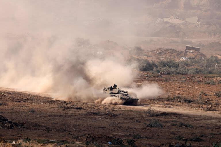 Esta imagen tomada el 9 de enero de 2024 muestra un tanque del ejército israelí avanzando en el centro de la Franja de Gaza.