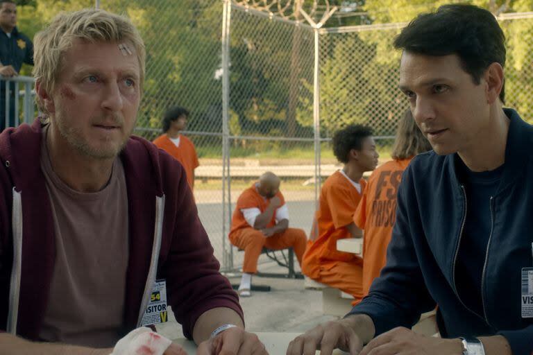 Johnny Lawrence (William Zabka) y Daniel Larusso (Ralph Macchio) en Cobra Kai, la serie basada en Karate Kid