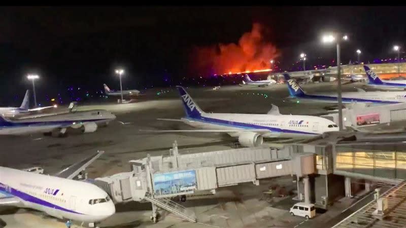日本航空與日本海上保安廳飛機相撞後起火。（圖／翻攝自@amf7_cq2019 推特）