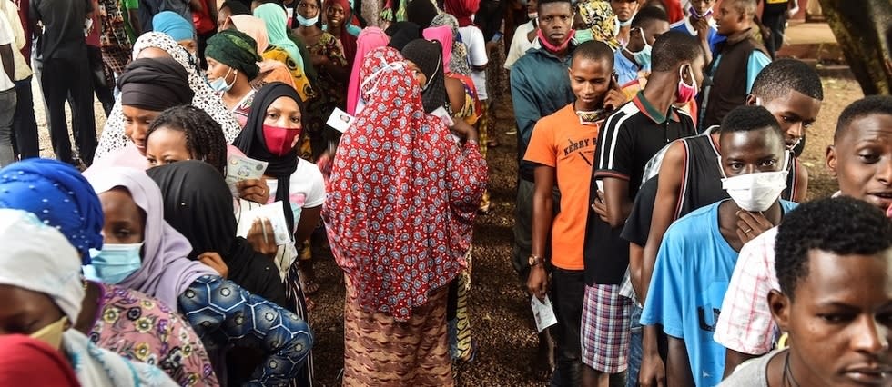 Les électeurs font la queue dans un bureau de vote à Conakry le 18 octobre 2020.
