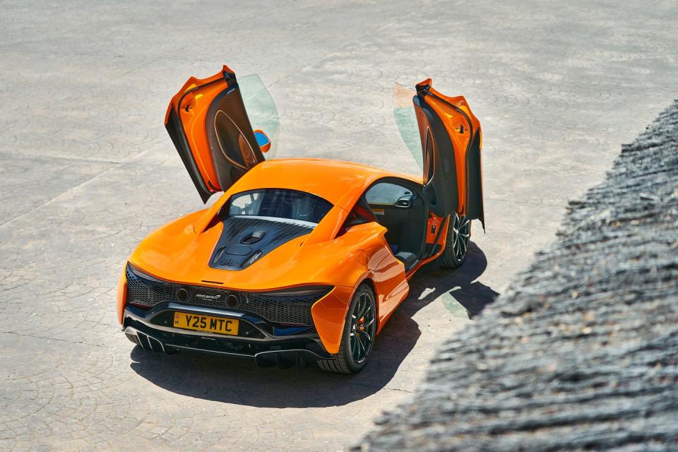 2023 mclaren artura