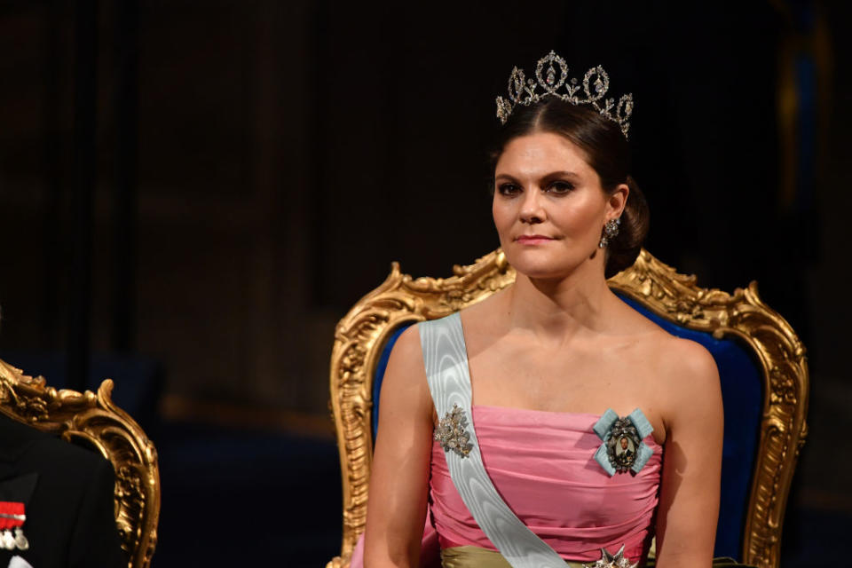 Prinzessin Victoria von Schweden im Color-blocking-Kleid und mit Tiara. (Bild: Getty Images)