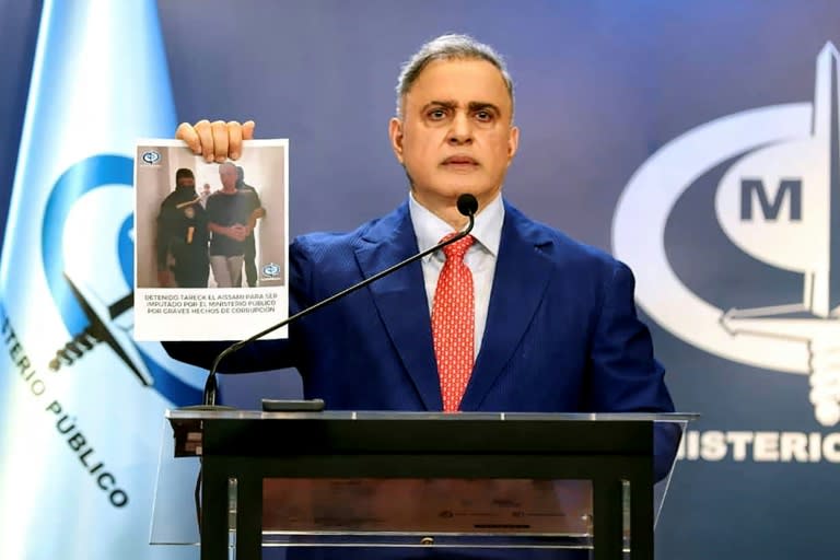 El fiscal general de Venezuela, Tarek William Saab, durante una conferencia de prensa en Caracas el 9 de abril de 2024, muestra una fotografía que capta el arresto del influyente exministro de petróleo Tareck El Aissami (Handout)