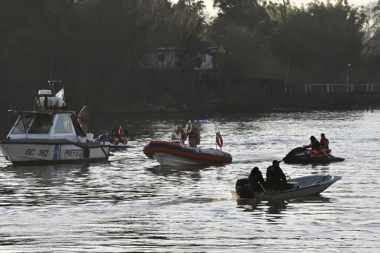 Prefectura busca a los desaparecidos tras el choque  en el río Luján