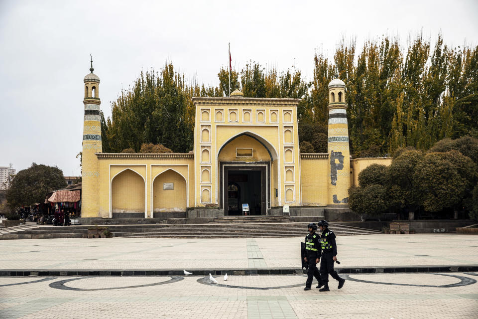 Police officers walk past the Id Kah Mosque in Kashgar, Xinjiang autonomous region, China, on Nov. 8, 2018. (Bloomberg via Getty Images file)