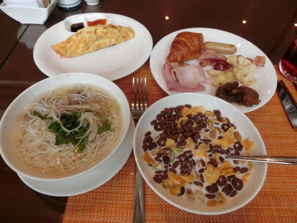中西合壁的豐富早餐。