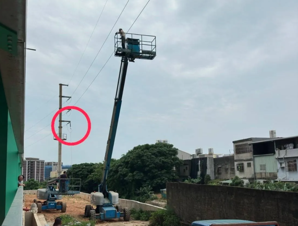 民間吊車不慎觸碰輸電線路，導致桃園市蘆竹區今日下午1時許停電，一萬多戶住戶受影響。（台電提供）