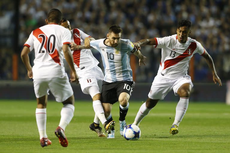 La postal de aquella noche en La Bombonera: Messi contra todos