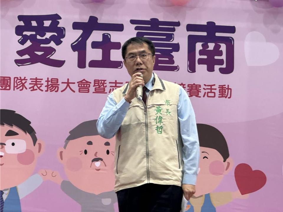 台南市長黃偉哲18日受訪針對藍白合瀕破局，表示「尊重」，不管藍白狀況怎樣樣，民進黨就是做自己。（曹婷婷攝）