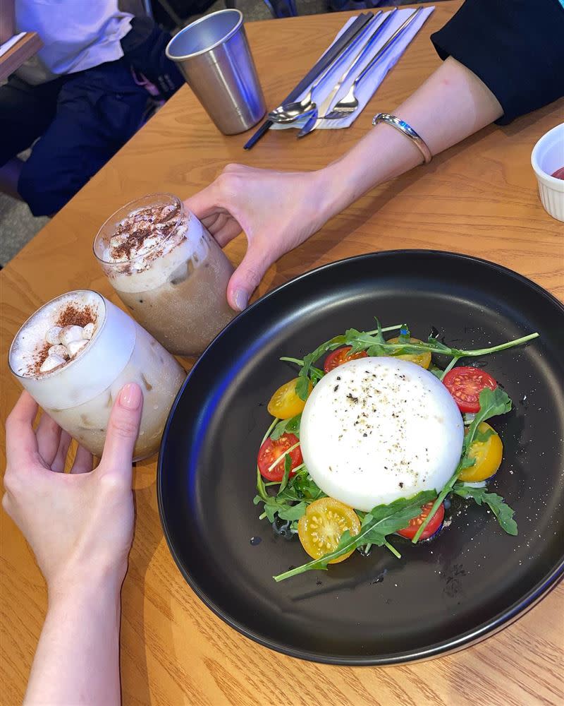 沈月和媽媽吃飯，曬出母女的手。（圖／翻攝沈月IG）