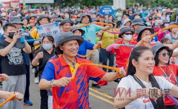 （觀傳媒桃竹苗新聞)【記者曾平/桃園報導】桃園市活力觀音健康齊步走暨支持節能減碳宣導活動今（26）日上午在觀音區舉辦，市長張善政出席並與民眾一起以毛巾操暖身後鳴槍起走。張善政表示，今日活動地點鄰近觀音美麗的海岸線，行走間有微微海風吹拂，且今日氣候宜人，相信參與的鄉親都能充分享受這趟旅程。