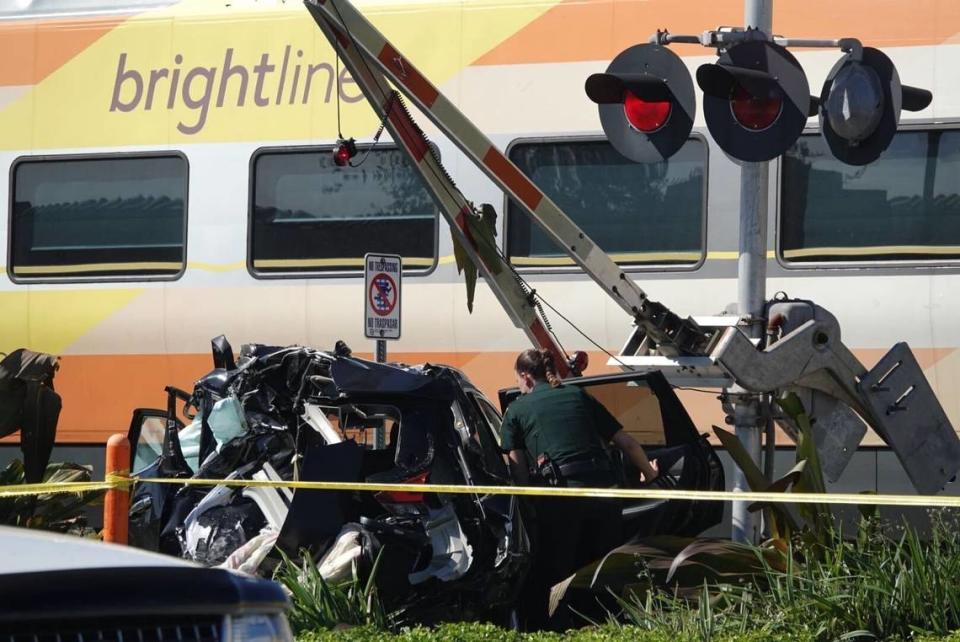 Un tren de Brightline se detiene después de golpear un vehículo en Pompano Beach en Northeast 3rd Street y Dixie Highway justo al norte de Atlantic Boulevard el lunes 8 de noviembre de 2021.