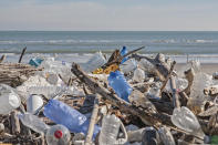 <p>Wenn man eine Woche bewusst darauf schaut, in welchen Situationen man Plastik nutzt und wegschmeißt, fällt auf, dass das ganz schön viel ist. Ein bewusster Umgang mit Verpackungen und Co. kann dazu führen, dass wir eher darauf achten, auch mal Nein zum Plastik zu sagen. </p>