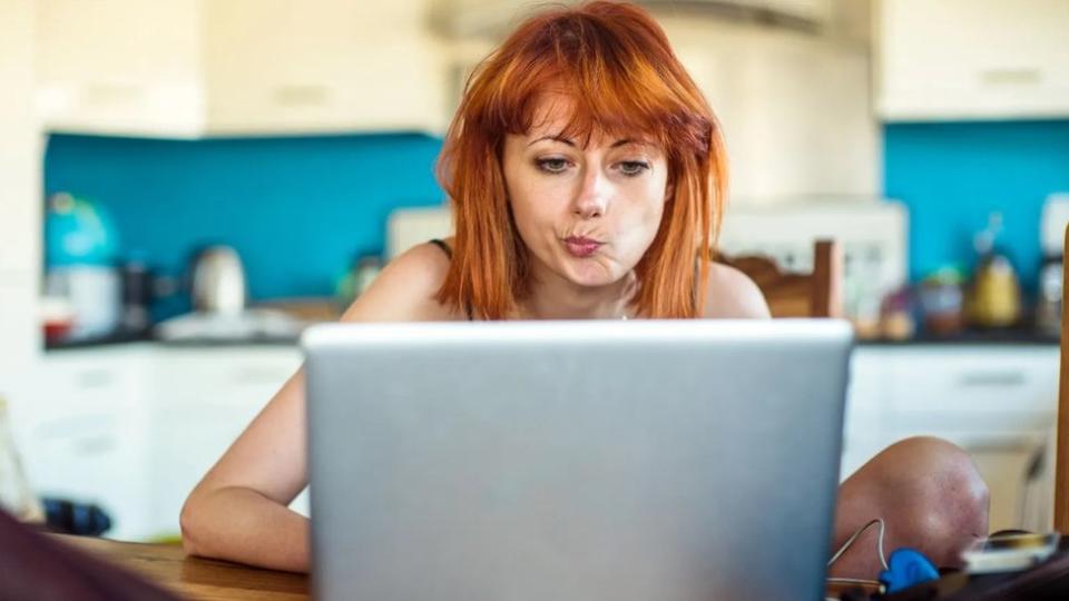 Una mujer frente a una computadora