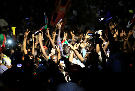 Sudanese demonstrators gesture and chant slogans as they attend a mass anti-government protest outside the Defence Ministry in Khartoum, Sudan, April 21, 2019. REUTERS/Mohamed Nureldin Abdallah