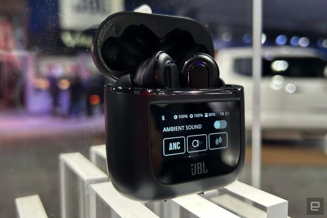 JBL Tour Pro 2 的耳機充電盒上有一片小小的觸控螢幕