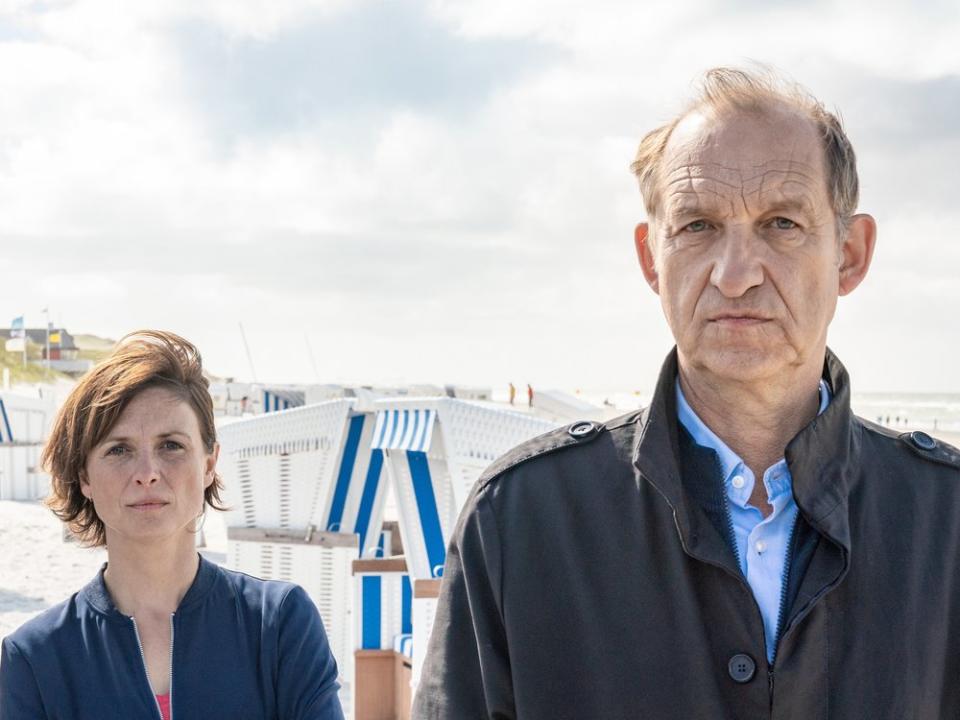 "Nord Nord Mord: Sievers und der schwarze Engel": Die Ermittler Ina Behrendsen (Julia Brendler) und Carl Sievers (Peter Heinrich Brix). (Bild: ZDF/Georges Pauly)