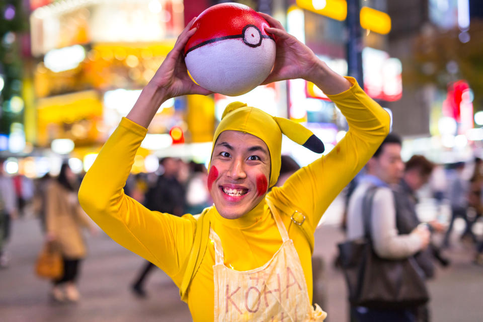 Un homme déguisé en Pikachu à Tokyo (Crédit : Getty Images)