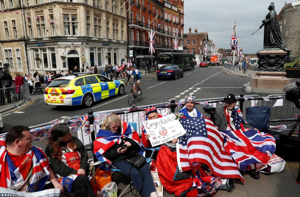 <p>Amis transatlantiques : des fans s’enroulent dans les drapeaux britannique et américain. [Photo: Getty] </p>